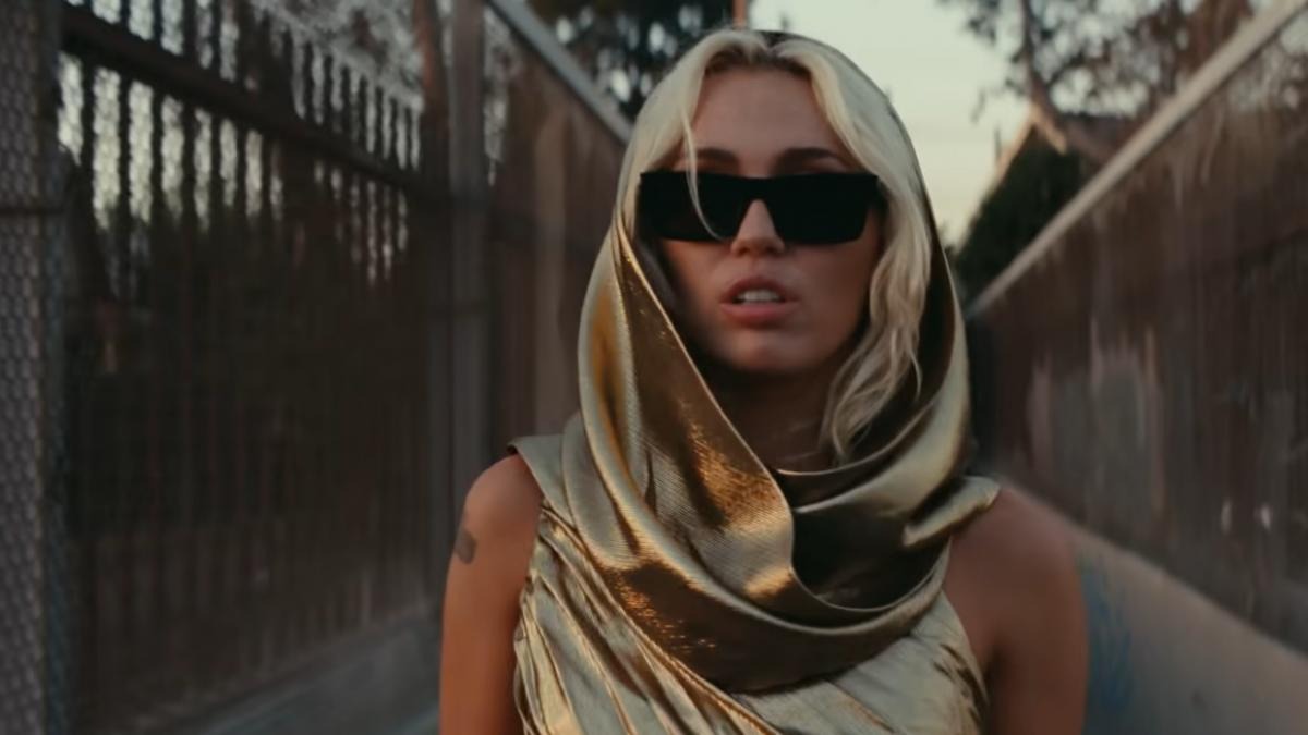 Todo lo que no sabes de ‘Flowers’ de Miley Cyrus, y que va más allá de los mensajes ocultos a Liam Hemsworth